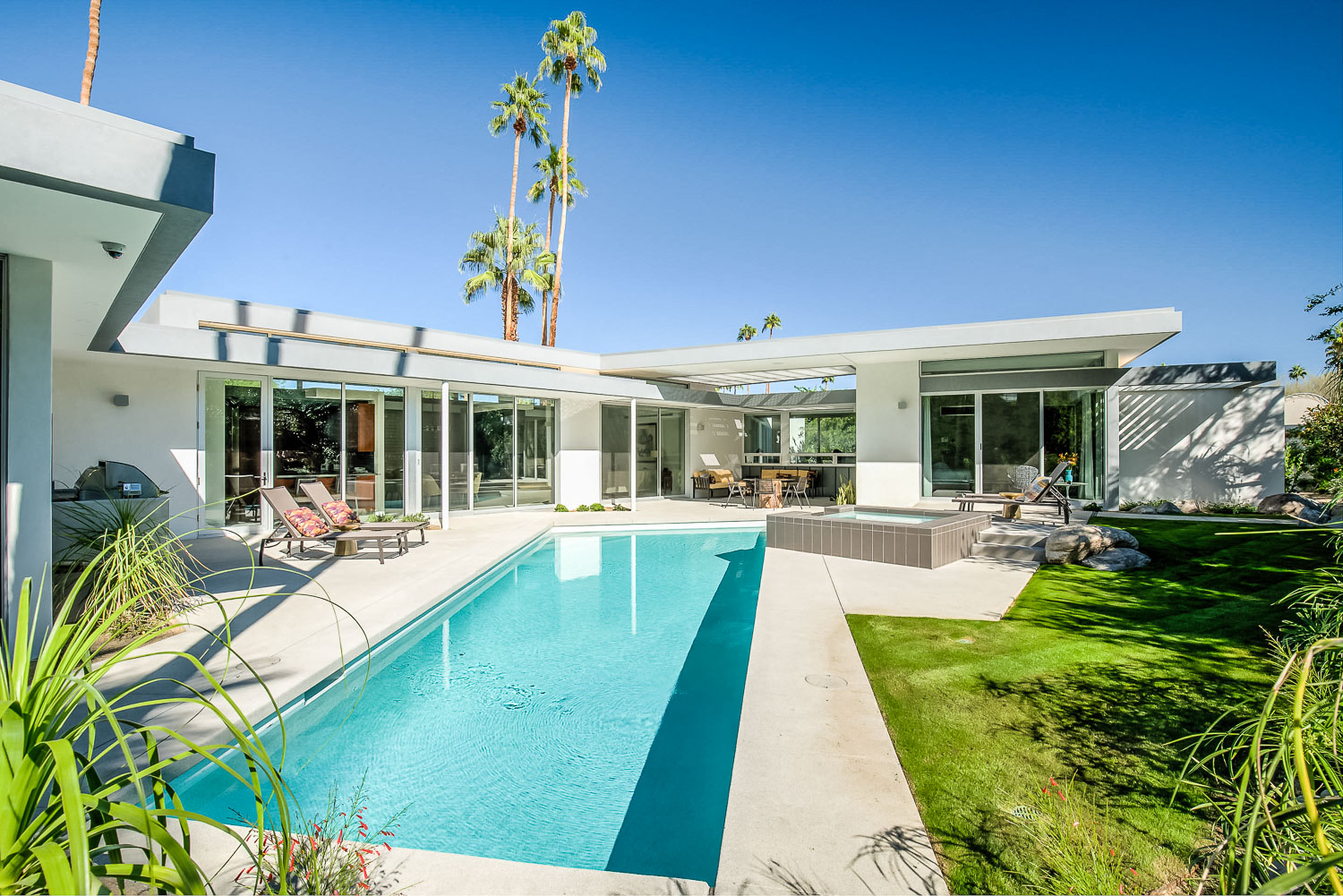 Stay at these Palm Springs luxury villas during Coachella Festival and be cool